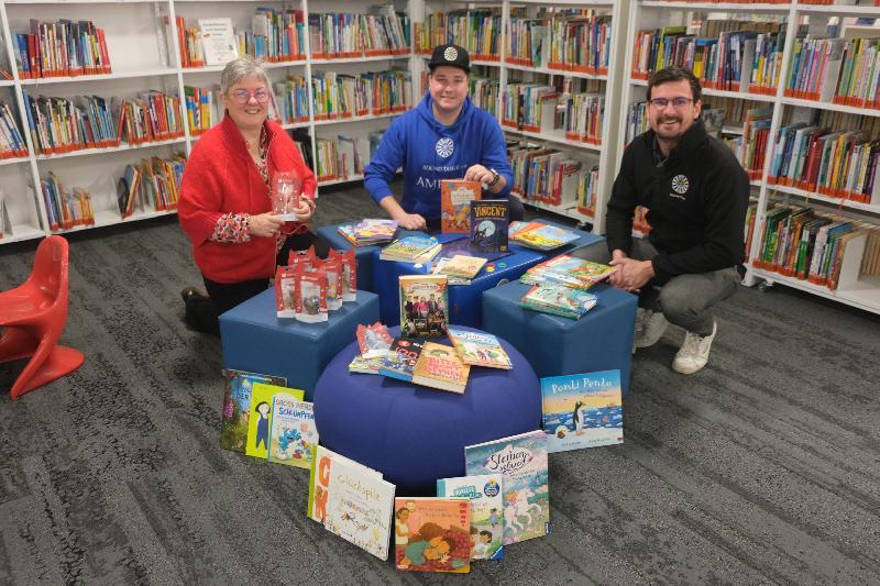 Die Leiterin der Stadtbibliothek, Bettina Weisheit (links), freute sich über die Spende von 50 Kinderbüchern, die Stefan Fuchs (Mitte) und Michael Thiel (rechts) von Round Table Amberg überbrachten. Bild: Uschald - Foto von Uschald