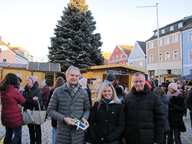 Hauptorganisator Günther Siegert übergibt den Staffelstab für die Hauptorganisation des Weihnachtsmarktes an Monika Reindl.  - Foto von Josef Birner