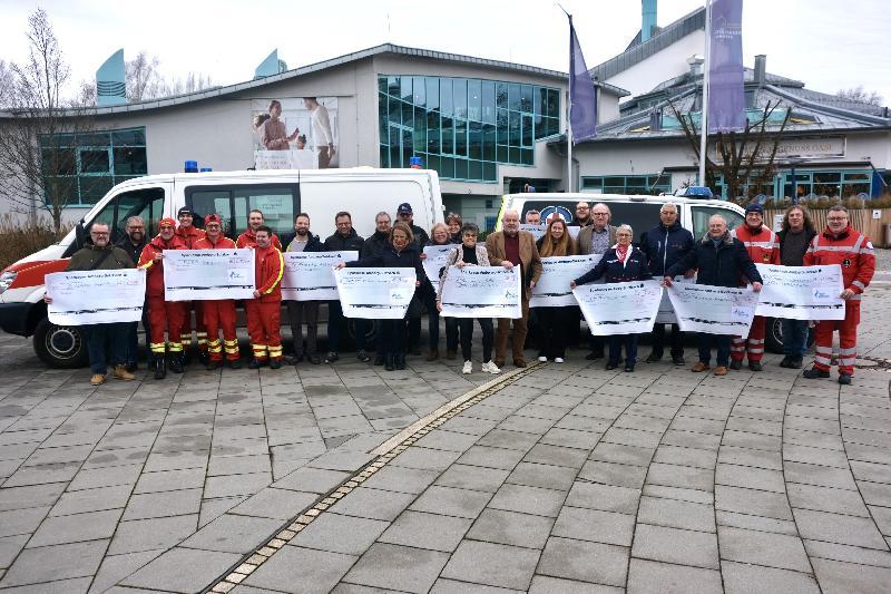 30.000 Euro übergaben Vertreter des aufgelösten Ärzteverbunds Oberpfalz Mitte (ÄVOM) an Abordnungen von zwölf gemeinnützigen Organisationen und Vereinen.  - Foto von Uschald