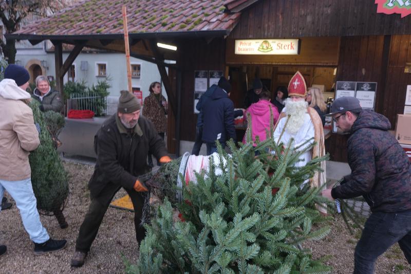 Bei Temperaturen über Null kamen die Christbaumverpacker vom Lions-Club Amberg-Sulzbach ganz schön ins Schwitzen. Da hatte es der Club-Nikolaus schon einfacher. - Foto von Uschald