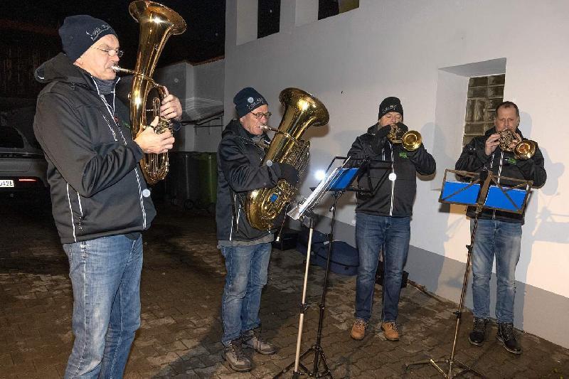 „Wünschewagen“ zu Gast beim Lebendigen Adventskalender