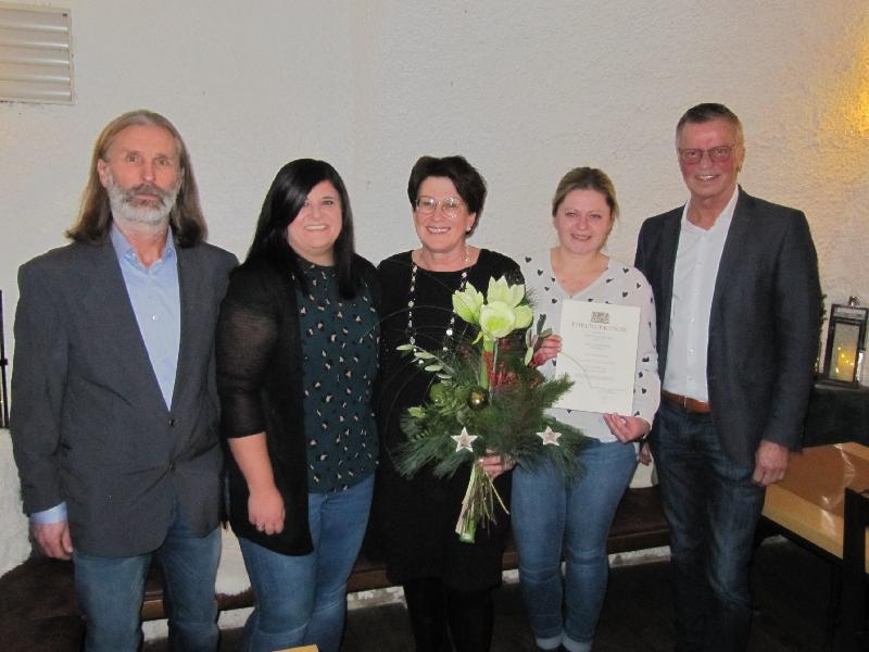 Zum 40 Dienstjubiläum gratulierten Gerlinde Birner Mitte, v. l. Personalratsvorsitzender Christian Horn, Christina Fink Kindergartenverwaltung der Stadt, Katrin Nossner stellv. Kindergartenleitung, 1.Bürgermeister Hermann Falk. - Foto von Gerhard Fleischmann