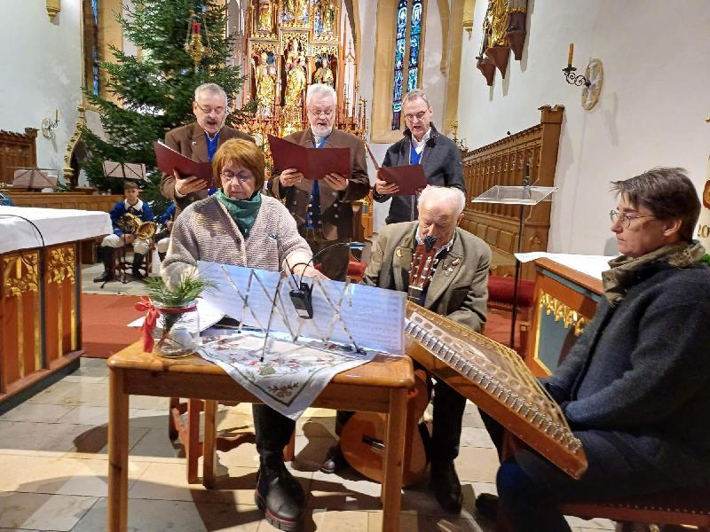 Zu „Muse und G’sang im Advent“ lud der Heimat-und Trachtenverein am 3. Adventsonntag in die Hirschauer Stadtpfarrkirche Mariä Himmelfahrt ein. Die gut 200 Besucher spendeten den Akteuren anhaltenden Applaus. Im Bild sitzend die „Wernberger Stubnmusi“, stehend die „Ehenfelder Sänger“. - Foto von Werner Schulz