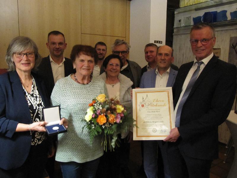 Die neue Tägerin der silbernen Bürgermedaille der Stadt Hirschau 3. v. links. Es gratulieren von links: Johanna Erras Dorfner FW- Sprecherin, 3.Bürgermeister Hermann Gebhard,  Christian Gnan CSU-Sprecher, 2.Bürgermeisterin Bärbel Birner, Christiam Feja, Grüne, Martin Merkl CSU-Fraktionssprecher, Josef Birner SPD-Sprecher, 1.Bürgermeister Hermann Falk - Foto von Gerhard Fleischmann