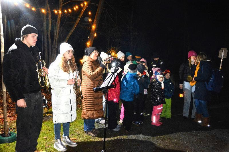 Ortsbäuerin Brigitte Gnan (3. v. li.) begrüßte die vielen Gäste. Links die Geschwister Allwang und rechts die Buben und Mädchen des Kinderchors. - Foto von Fritz Dietl