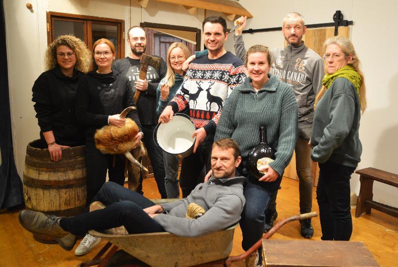 Die ganze Banditnbagasch, von li. Meike Birner (Regisseurin), Bettina Kummer ( Wilma, fidele Nachbarin), Wolfgang Lingl (Pfiff, lustiger Räubergehilfe), Marina Basler (Pfeifn-Paula, resolute Banditenwirtin), Kilian Falk (Hallimasch, leidenschaftlicher Banditenwirt), Corinna Falk (Lia, selbstbewusste Wirtstochter), Stefan Kummer (Schlitzer-Vinz, grober Verbrecher), Sabine Siegler (Trinkgeld-Resi, schrille Gesellschafterin) und in der Schubkarre Christian Gnan (von Reizker, geheimnisvoller Reisender u. Gauner). - Foto von Fritz Dietl