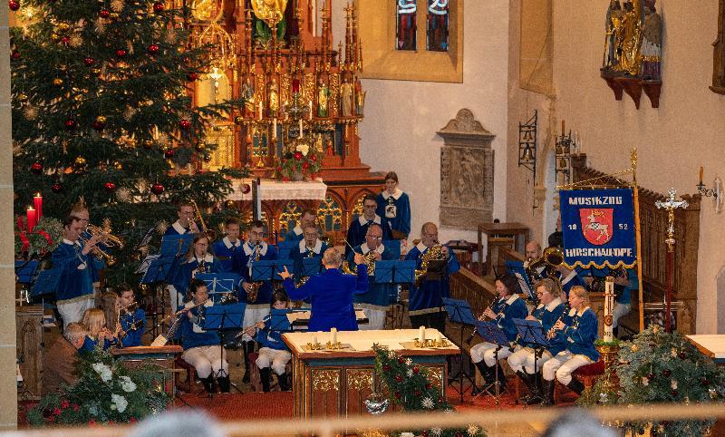 Zum ersten Mal in seiner 72-jährigen Geschichte gab das Musikzug-Orchester ein Weihnachtskonzert. Es wurde zu einem großartigen Erfolg. Das Publikum feierte die Leistung der Musikerinnen und Musiker mit stehenden Ovationen. Hinter dem Altar mit dem Rücken zum Publikum: Dirigent Marcus Hoffmann. - Foto von Werner Schulz