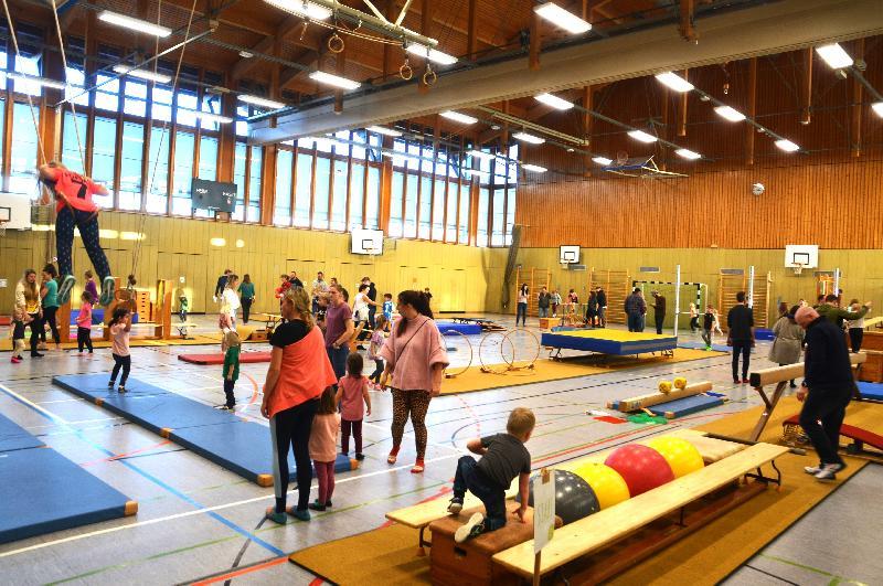 Sowohl am Vormittag wie auch am Nachmittag ging es rund in der Schulsporthalle. - Foto von Fritz Dietl