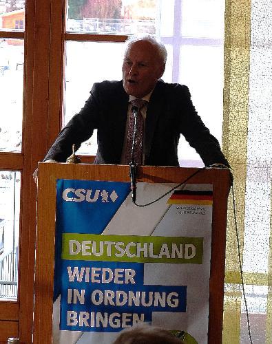 Langanhaltenden Beifall erhielt der ehemalige Bayerische Finanz- und Wirtschaftsminister Erwin Huber für seine engagierte Rede beim 39. Dreikönigs-Frühschoppen der Hirschauer CSU. Wichtigste Aufgabe der neuen Bundesregierung sei es, die Wirtschaft wieder in Gang zu bringen. Er forderte dazu auf, im Vorfeld der Wahl auf Koalitionsspekulationen zu verzichten und sich auf die Sacharbeit zu fokussieren und plädierte für eine Lockerung der Schuldenbremse. - Foto von Werner Schulz