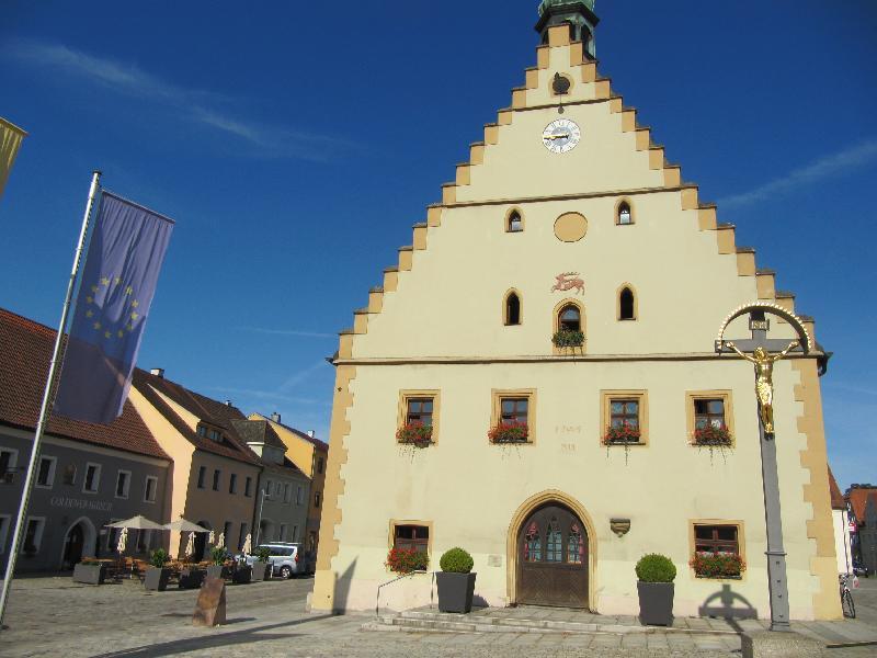 Im Zuge der Restaurierung des Rathauses soll die Fassadengestaltung eventuell verändert werden. - Foto von Gerhard Fleischmann