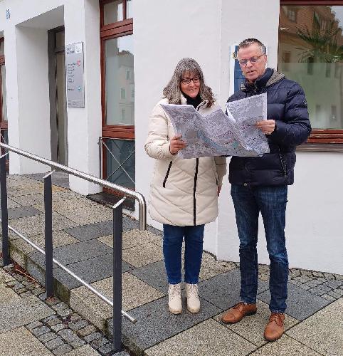 Seit September 2023 übt Geli Schütz wieder ihre Aufgabe als Inklusionsbeauftragte der Stadt Hirschau aus. In der Innenstadt sind viele Gebäude nur über Treppen erreichbar. Das städtische Verwaltungsgebäude in der Hauptstraße 51 ist über eine feste Rampe auch für Rollstuhlfahrer erreichbar. Dort wird Geli Schütz (rechts) künftig Sprechstunden abhalten. Mit im Bild: Bürgermeister Hermann Falk (links). - Foto von Werner Schulz