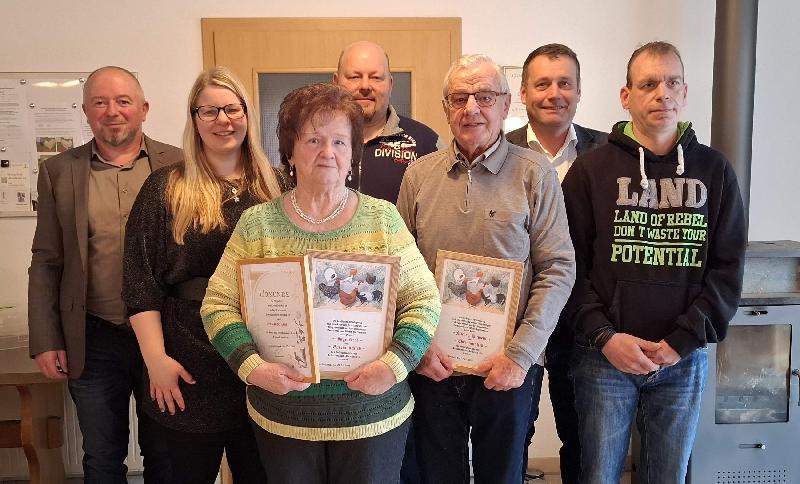 Bei der Jahreshauptversammlung des Geflügelzuchtvereins wurde eine Reihe von Mitgliedern geehrt. Von links: Vorstand Gerhard Heindl, Bettina Bauer, Inge Kral, Ralf Dotzler, Michael Kumeth, 2. Bürgermeister Uwe Bergmann und Florian Maderer. - Foto von Gerhard Heindl