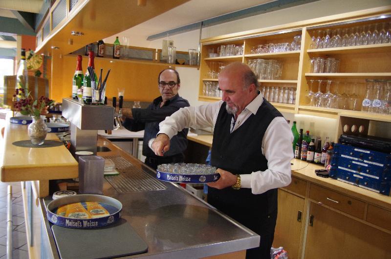Neue Pächter des Sportparks Hirschau servieren griechische Küche - Foto von Walter Fleischmann