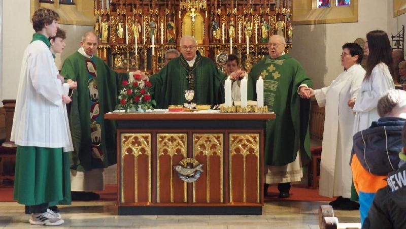 Anlässlich seines Pastoralbesuchs in Hirschau feierte Bischof Rudolf Voderholzer (Mitte) eine heilige Messe in der Stadtpfarrkirche Mariä Himmelfahrt. Mit ihm am Altar: Stadtpfarrer Johann Hofmann (3. von links), Ruhestandseelsorger Konrad Kummer (3. von rechts) und Gemeindereferentin Barbara Schlosser (2. von rechts). - Foto von Elisabeth Dobmayer