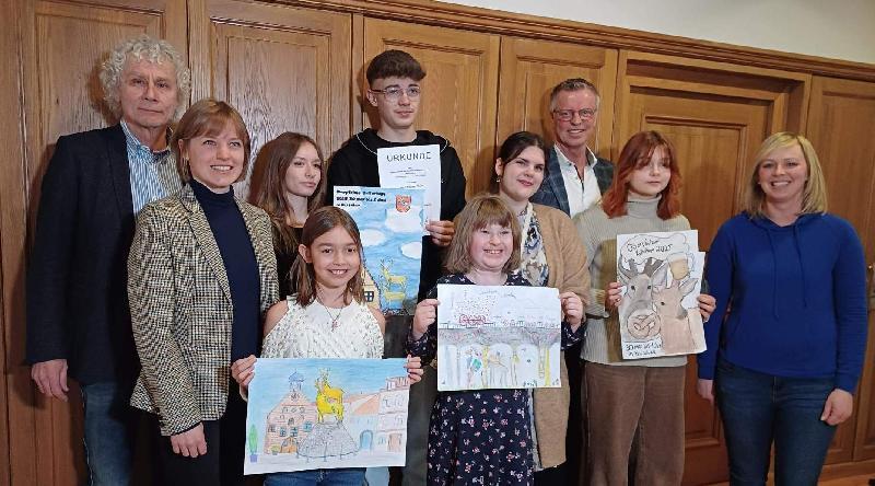 Im Hirschauer Rathaus wurden die Gewinner des Plakatwettbewerbs für die Oberpfälzer Kulturtage bekanntgegeben: Stellvertretender OKB-Vorsitzender Wolfgang Lippert, OKB-Geschäftsführerin Lia Kukla, Hannah Barth (1. Preis), Mariia Honcharenko (3. Preis), Jean-Pierre Pröm (1. Preis), Annika Plank 2. Preis), Lehrerin Jana Nedostup, Bürgermeister Hermann Falk, Snizhana Dzhehlau (Ehrenpreis) und Monika Reindl (Tourismusbeauftragte Stadt Hirschau). - Foto von Werner Schulz