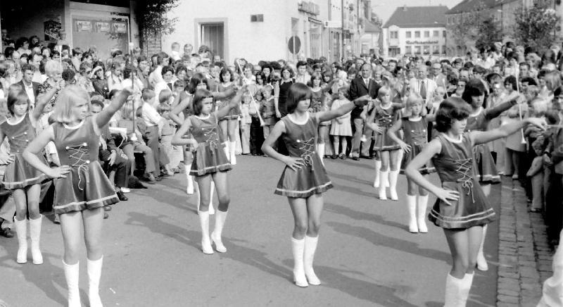 Förmlich umjubelt wurden die Majoretten bei ihrem ersten Auftritt in Hirschau anlässlich des „1. Hirschauer Marktplatzfestes“ am 31. August 1975. - Foto von Werner Schulz