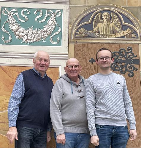 Das Spielleitungs-Trio des Festspielvereins für den „Boandkkramerblues“ vor der Himmelspforte. Von links: Altbürgermeister Hans Drexler (Regie), Roland Fritsch (Inszenierung und Technik) und Vorsitzender Ludwig Koller (Organisation). - Foto von Werner Schulz