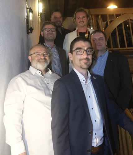 Der Club Old Tablers 69 Amberg hat eine neue Führungsmannschaft. Unten von links Schatzmeister Stefan Martin und Vizepräsident Markus Schuller, dahinter Past-Präsident Martin Asmus und Club-Sekretär Andreas Herrmann, IRO Andreas Diehl und Club-Präsident Manuel Kraus.  - Foto von Uschald
