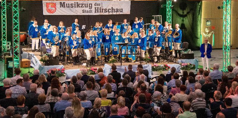 Unter Leitung von Marcus Hoffmann (Bildmitte) bestätigte das Orchester des Musikzugs beim ausverkauften 37. Osterkonzert seine herausragende Rolle unter Hirschaus Kulturträgern. Dir musikalische Reise „In 80 Takten um die Welt“ feierte das Publikum mit stehenden Ovationen. - Foto von Martin Gerstmann
