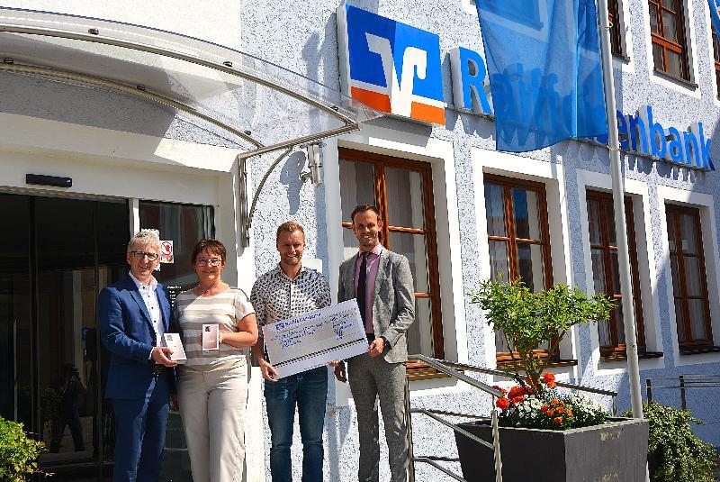 Spendenübergabe für das Heimatfest. Von li. Vorstand Klaus Wild, Serviceleiterin Brigitte Gnan, der Vorsitzende der DGE Manuel Falk und Prokurist Marco Meier. - Foto von Fritz Dietl