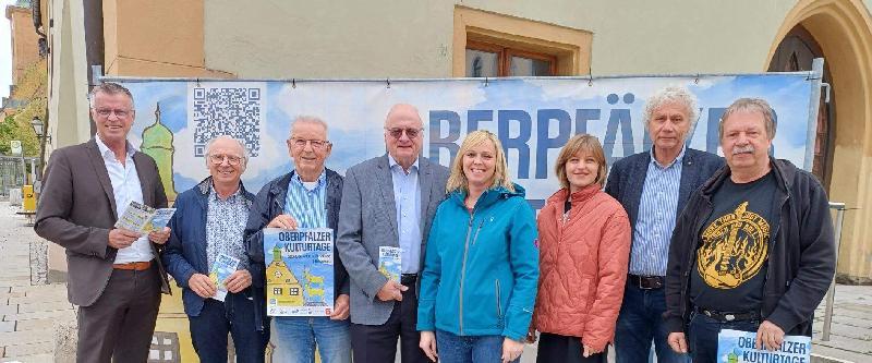 Nach der Pressekonferenz zur Vorstellung des Programms der „7. Oberpfälzer Kulturtage“ von links: Bürgermeister Hermann Falk, Alfred Härtl (Gewerbeverband), Stadtrat Rudi Wild, OKB-Präsident Volker Liedtke, Kultur- und Tourismusbeauftragte Monika Reindl, OKB-Geschäftsführerin Lia Kukla, OKB-Vizepräsident Wolfgang Lippert und Robert Hiemer (Kulturwerkstatt). - Foto von Werner Schulz