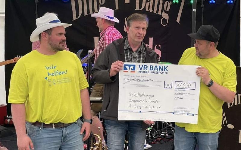 Seit 2008 spenden Josef Nitzbon und die Belegschaft seiner Firma alle Einnahmen ihres „Tages der offenen Tür“ für die Selbsthilfegruppe krebskranker Kinder – heuer die Rekordsumme von 17 350 Euro. Die Gesamtspendensumme erhöht sich dadurch auf 140 700 Euro. Für die großartige Unterstützung bedankten sich der stellvertretende SHG-Vorsitzende Marco Kind (Mitte) bei Firmen-Chef Josef Nitzbon (rechts) und Juniorchef Michael Nitzbon (links). - Foto von Werner Schulz