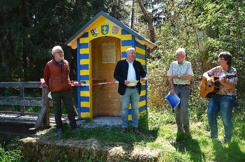 Von li. Initiator Hans Meindl, Bürgermeister Marcus Eichenmüller und Hans und Sabine Weiß während der Einweihungsfeier. - Foto von Fritz Dietl