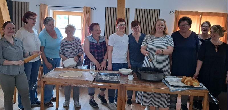 Aus Initiative von Martina Dolles (5. von rechts) führte der Heimat- und Trachtenverein einen Küchl-Backkurs durch. - Foto von Franz Dolles