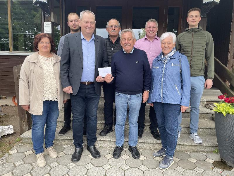Bertls legendäre Karpfen machten es der Massenrichter CSU möglich, den Förderkreis Altenhilfe mit einer 1 200-Euro-Spende zu bedenken. Von links: Martina Schiffl, Timo Wisgickl, CSU-Ortsvorsitzender Stadtrat Josef Luber, Reinhold Birner, Förderkreisvorsitzender Werner Schulz, Martin Merkl, Hildegard Kohl und Max Fellner. - Foto von Werner Schulz