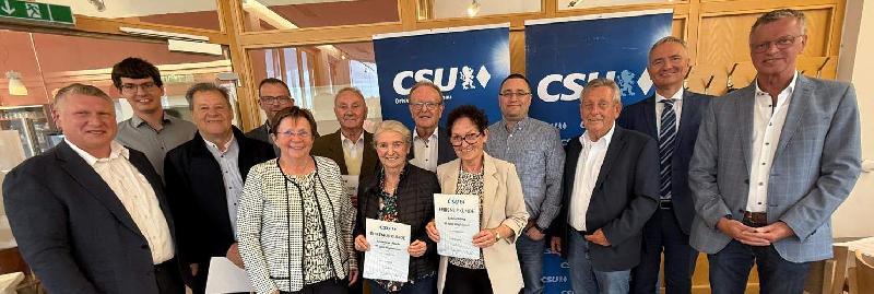 Beim Ehrenabend von links: OV Martin Merkl, stv. OV Christoph Freimuth, Peter Leitsoni, 3. Bgm. Hermann Gebhard, 2. Bgm. Bärbel Birner, Heribert Fleischmann, Anneliese Rösch, stv. OV Hans-Jürgen Schönberger, Gisela König, Christoph Bayer, Ehren-OV Werner Schulz, MdL Harald Schwarz, 1. Bgm. Hermann Falk - Foto von Reinhold Birner