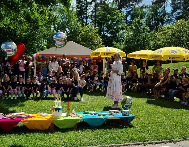Ein Bilderbuch-Geburtstagsfest feierte die KiTa St. Vitus. Leiterin Birgit Kumeth (Mitte) erinnerte an die Entwicklung der KiTa und zeigte sich stolz auf ihr „Herzwerker-Mix-Team“, auf die kleinen und großen Kinder und nicht zuletzt auf die Eltern, mit denen man vorbildlich zusammenarbeitet. - Foto von Birgit Kumeth
