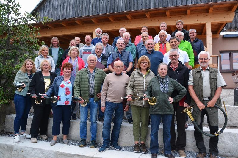 Mitglieder des Männerchors und der Hahnbacher Jagdhornbläser haben schon öfter gemeinsam musiziert. Zusammen mit dem Ehenfelder Kirchenchor freuen sie sich auf viele Besucher bei der offenen Singstunde im Gemeinschaftshaus. - Foto von Fritz Dietl