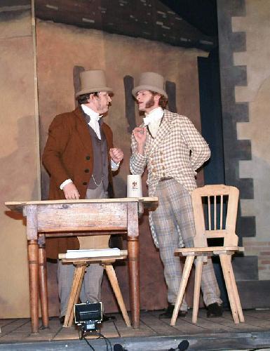 Roland Fritsch (links) und Christian Gnan (rechts) glänzten 2005 bei der Premiere des Stücks „Die Erbschaft) in den Hauptrollen als einfältiger Geschäftsmann Otmar Buche bzw. schnöseliger Geologe Dr. Thieme.  - Foto von Alfred Härtl