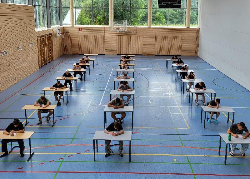 Während die Abiturienten schon ihre Ferien genießen und die Absolventen der Real- und Wirtschaftsschulen ihre Abschlussprüfungen bereits absolviert haben, ist für die Neuntklässler der Mittelschulen - wie hier an der Mittelschule Schnaittenbach - diese Woche Prüfungsstress angesagt. Dies gilt zumindest für jene, die sich den (freiwilligen) Prüfungen für den „Qualifizierenden Mittelschulabschluss” (Quali) unterziehen.  - Foto von Werner Schulz