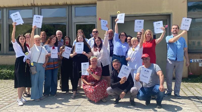 Die Teilnehmenden der Pflegequalifizierung freuten sich gemeinsam mit Geschäftsführung und Mitarbeitern des ISE sowie Vertretern des Jobcenters über die guten Prüfungsergebnisse. Foto: Sibel Eckelt - Foto von Sibel Eckelt