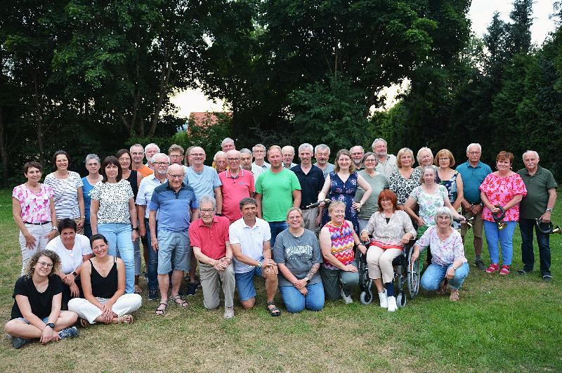 Beste Stimmung herrschte bei der offenen Singstunde am Gemeinschaftshaus bei den Mitgliedern von Männerchor, Kirchenchor und den Hahnbacher Jagdhornbläsern. - Foto von Fritz Dietl