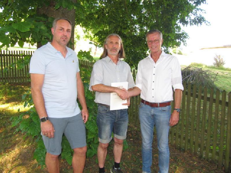 1. Bürgermeister Hermann Falk rechts und stellvertretender Personalratsvorsitzender Sebastian Jasinski gratulieren und danken Christian Hirn zum 40- jährigen Dienstjubiläum - Foto von Gerhard Fleischmann