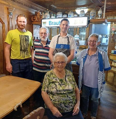 Sie feiern 125 Jahre Gasthof Weich und wollen die Tradition fortführen. Stehend von links: Josef Weich, Hans Weich jun., Sebastian Weich, Christina Kügler (geb. Weich) und sitzend Senior-Chefin Margarete Weich. Hirschauer, die bei ihnen einkehren oder einkaufen, tun dies nach wie vor beim Gschrei. - Foto von Werner Schulz