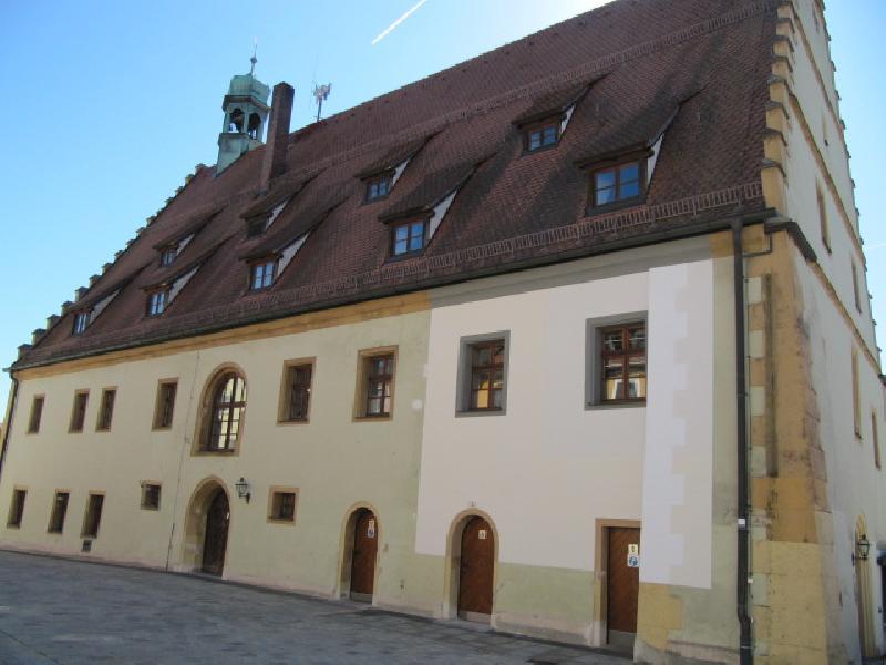 Das Hirschau Rathaus wird nach der Renovierung einfarbig kalkweiß .  - Foto von Gerhard Fleischmann
