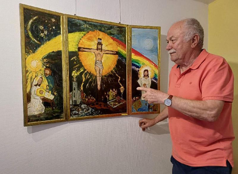 Jürgen Hartmann zeigt bei der Ausstellung „LokalKunst“ seinen auf drei Holplatten mit Öl gemalten Altar- Er hat ihn 1988 gestaltet, um mit seiner krebskranken Mutter über das Sterben reden zu können. - Foto von Werner Schulz