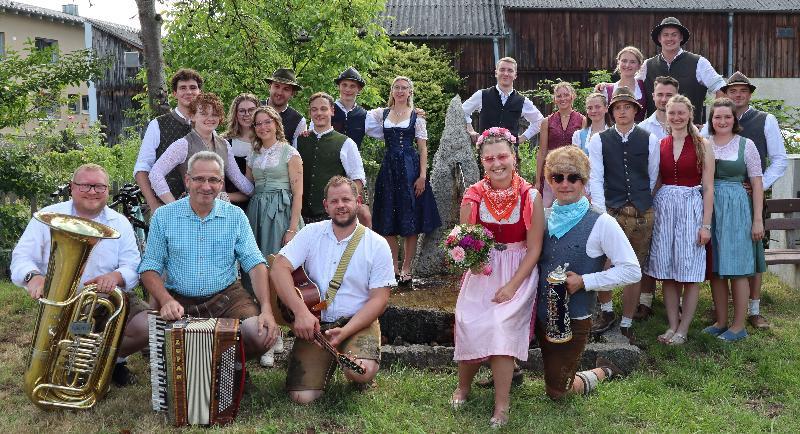 Die 10 Kitwapaare machten eine ausgezeichnete Figur bei der Sternpolka, dem Siebenschritt, dem Mexikanischen Walzer, beim Zwiefachen und beim Walzer. Der endete mit der Kür von Lisa Kolb (vorne 2. von rechts) und Martin Dotzler (vorne rechts) zum Ober-Kirwapaar. Links das Trio „Remerschnalzer“. - Foto von Julia Matthies