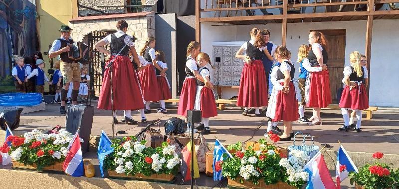 Knapp 400 Besucher mit Gemischtem Chor auf musikalischer Reise durch Europa