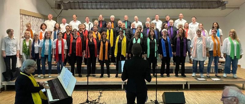 Frenetischen Applaus, verbunden mit der lautstarken Forderung nach Zugaben. ernteten der Chor „Happy Voices“ und der „Rainbowchor“ aus Buchberg-Rüdlingen am Ende ihrer beeindruckenden Sommerserenade.  - Foto von Marcus Eichenmüller