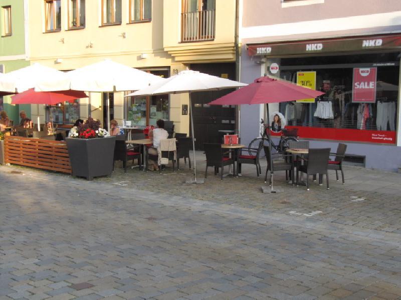 Die neue Abgrenzung der Außenschankfläche vor dem Eiscafe in der Innenstadt kam gut an im Bauausschuss. - Foto von Gerhard Fleischmann