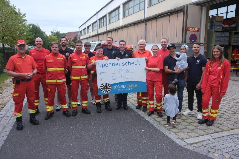 Mit einer Spende über 1.690 Euro bedankte sich Round Table 69 Amberg bei der DLRG-Ortsgruppe Amberg für ihren mittlerweile schon fünften Einsatz bei einem Entenrennen. DLRG-Vorsitzender Gerhard Schottenheim (Sechster von rechts) nahm den Scheck aus der Hand von Club-Schatzmeister Stefan Fuchs entgegen.  - Foto von Uschald