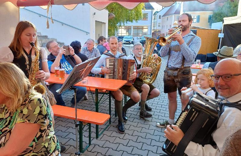 Am Samstagabend spielten die „Höidlbrumma“ den Kirwagästen zünftig auf. Von links: Franziska Siegler, Christoph Heldmann, Otto Meier, Michael Schanderl und Dieter Kohl. Söhnchen Jakob übte auch schon mal! - Foto von Werner Schulz