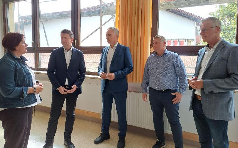 Auf Initiative von CSU-Orts- und Fraktionsvorsitzendem Martin Merkl (2. von rechts) ließ sich Innen-Staatssekretär Sandro Kirchner (2. von links) von Rektorin Birgit Härtl (links), Bürgermeister Hermann Falk (rechts) und MdL Harald Schwartz (Mitte) in dem Klassenzimmer, in dem vor Monaten ein Fenster herabstürzte, über den Sachstand der Schulhaussanierung informieren - Foto von Werner Schulz