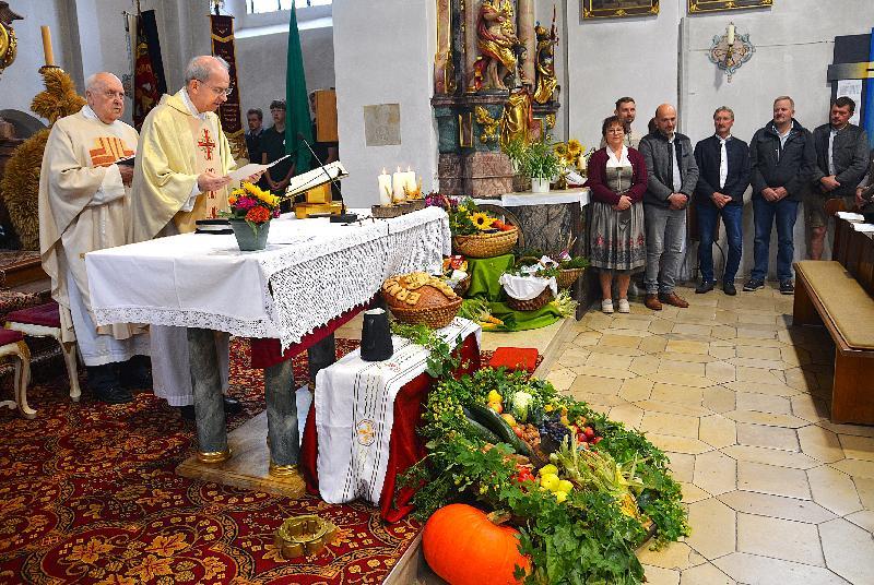 Pfarrer Johann Hofmann zelebrierte zusammen mit Ruhestandspfarrer BGR Konrad Kummer den Festgottesdienst. Die verschiedenen Gruppen brachten die Erntegaben zum Altar. - Foto von Fritz Dietl