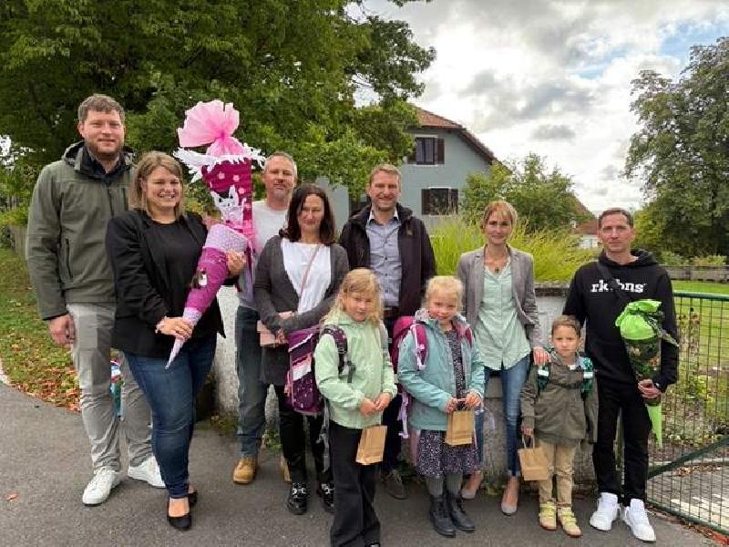 Die Ehenfelder Grundschule ist seit Jahrzehnten die kleinste im Schulamtsbezirk Amberg-Sulzbach. Heuer wurden ganze drei Kinder eingeschult. Stadtrat Christian Gnan (hinten 3. von rechts) überreichte den ABC-Schützen jeweils einen Loop mit der Aufschrift „I bin a Hirschauer Stückl“. Vorne die drei Schulneulinge von links: Louisa Bauer, Klara Auer und Lukas Meier. - Foto von Werner Schulz