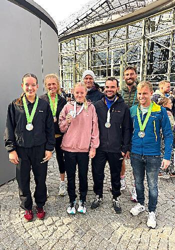Strahlende Gesichter bei den Läuferinnen und Läufern der DJK nach dem Zieleinlauf. - Foto von Fritz Dietl